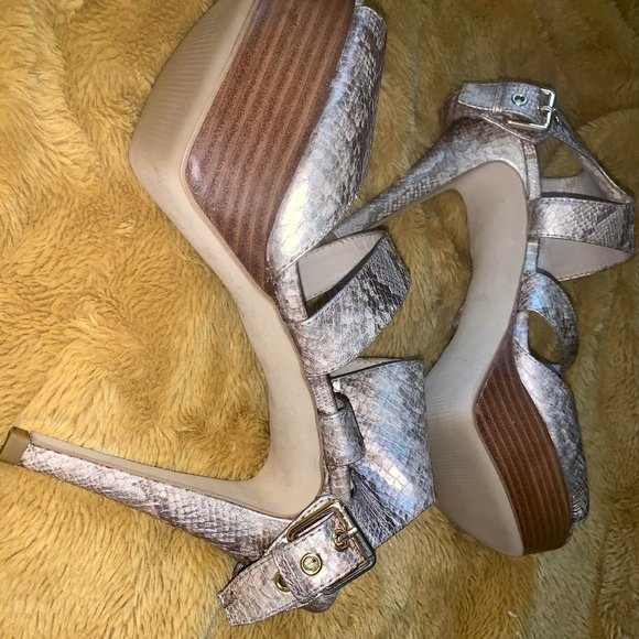 🔥 END OF SUMMER SALE PRICE $20🔥 Guess Platform Heels - Picture 3 of 8